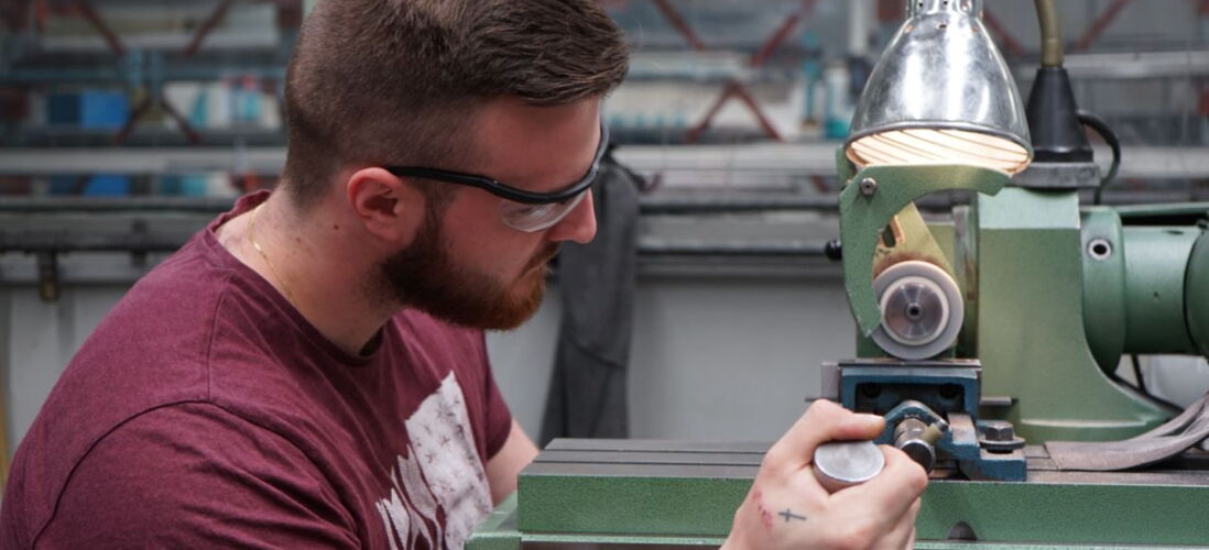 Industriemechaniker in Ausbildung an Maschine